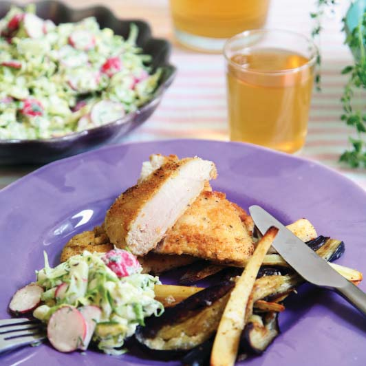 Kycklingschnitzel med rostat grönt & spetskålssallad Ca 30 min 200 gram palsternacka -2 aubergine 2 vitlöksklyftor 700 gram tinad kycklingfilé ägg dl mjöl* dl ströbröd* Smör och olivolja* Sallad