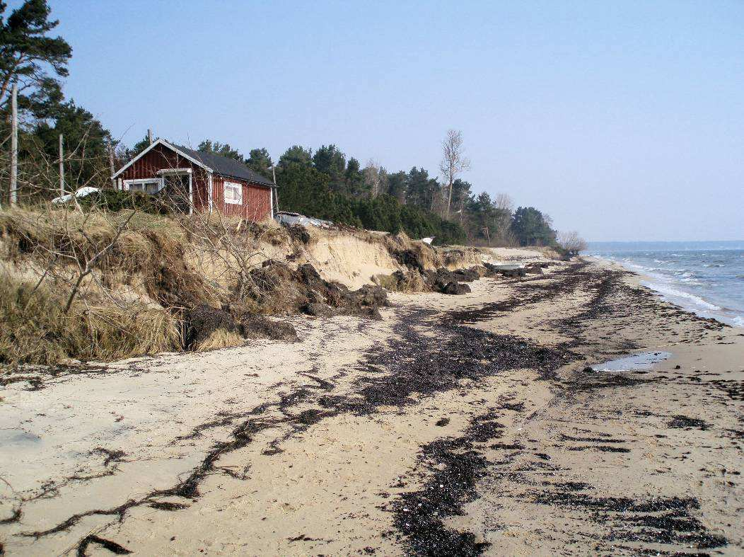 Resultatet från inventeringarna redovisas på SGI:s hemsida www.swedgeo.se/myndighetsstöd/stranderosion. Figur 7-1. Exempel på erosionsskador vid havskust. Stranderosion vid Åhus.