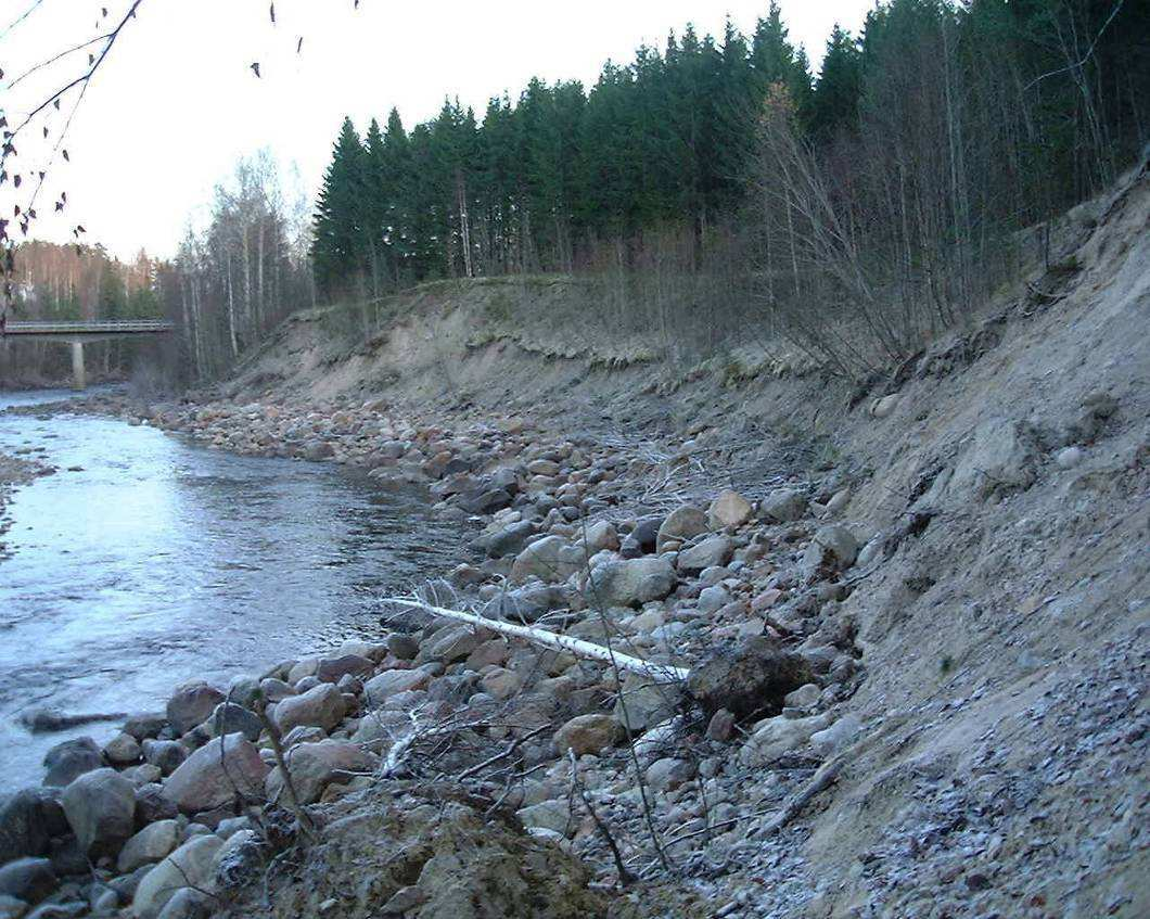 Figur 8-2. Skred och ras vid Voxnan i Bollnäs. Foto: SGI. 8.2 Inventering av förutsättningar för skred och ras i Gävleborgs län Myndigheten för samhällsskydd och beredskap(msb) utför översiktliga stabilitetskarteringar för befintlig bebyggelse.