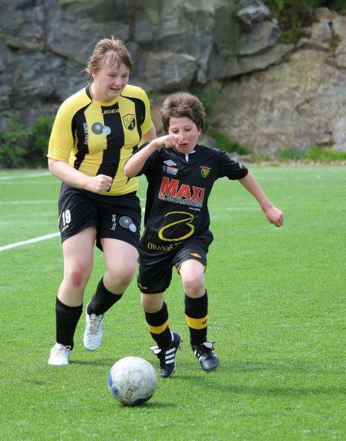 19(28) Orust Lion cup spelades på 5 olika sjumannaplaner på konstgräs och perfekta gräsplaner. Ca 300 spelare och ledare fyllde idrottsområdet tillsammans med en talrik publik helt fantastiskt.