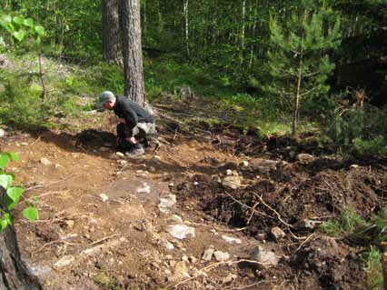 Figur 10. Objekt 1, RAÄ 629. Den lilla våtmarken syns i bakgrunden. Mot SV. Foto: Roger Wikell. Objekt 5 och 6 är anlagda i en nordvästsluttning på ca 15 meters avstånd från varandra (fig 9).