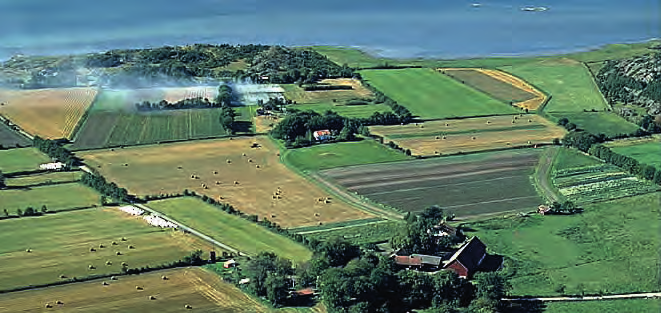 I öster bildar väg 160 och järnvägen, mot Stenungsund, något av en barriär mot den tidigare sammanhängande dalgången som leder vidare i östlig riktning.