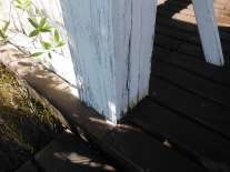 panelbrädan vridit sig och ett mindre gap i brädorna har uppstått Stolparna till verandan har rötskador i nederkant Knutbrädor i nordväst är rötskadade i nederkant Knutbrädor höger om entré
