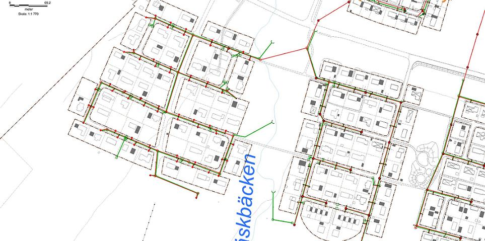 Figur 7.2. Dagvatten är inritade med gröna streck. Röda streck markerar ledningar för spill- och dricksvatten. 7.3 Använda mängder järnsand Järnsand är i princip använd på alla fastigheter utom de som är bebyggda med Älvsbyhus (Mathias Westermark, Skellefteå kommun, samhällsbyggnad).