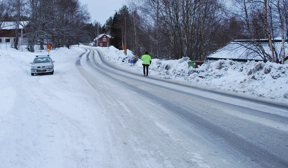 Väg 616 mot Bälinge förbi bebyggelsen i är den skyltade hastigheten 50 km/h, bild 2.2. Vägens bärighetsklass är BK1, men över bron är bärigheten BK2.