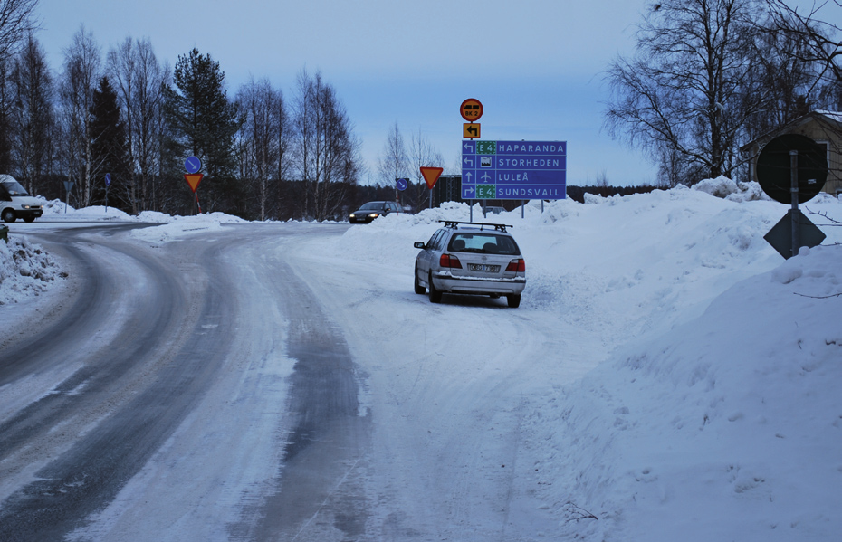 bild 2.6. Inga passager för de oskyddade trafikanterna finns i korsningen. På gamla sbron finns smal avskiljd gångoch cykelväg på båda sidor av bron, bild 2.7.