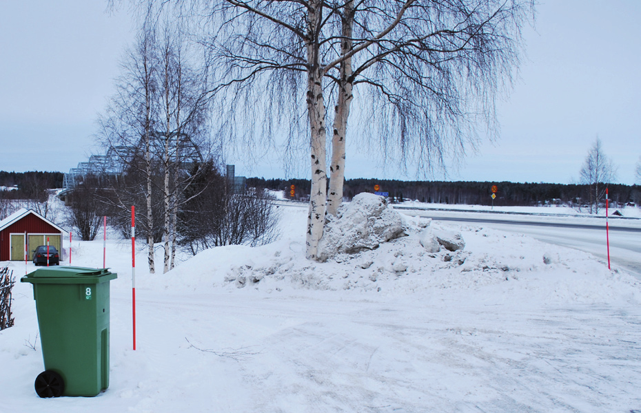 Den östra nyttjas av kollektivtrafiken som hållplats för avstigande och den västra nyttjas ibland som samåkningsparkering, bild 2.2, 2.8 och 2.9.