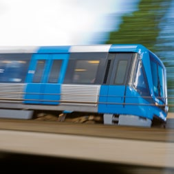 180m Götgatan T Med tåg På fem minuters promenadavstånd ligger Södra Stations pendeltågsstation.