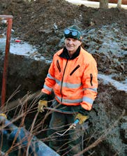 Efter 60 år har rören i marken börjat ge upp och varmvatten läcker ut, vilket gör att värmen inte kommer fram till hyreshusen. Läckagen är lätta att se på marken där snön smälter i stora områden.