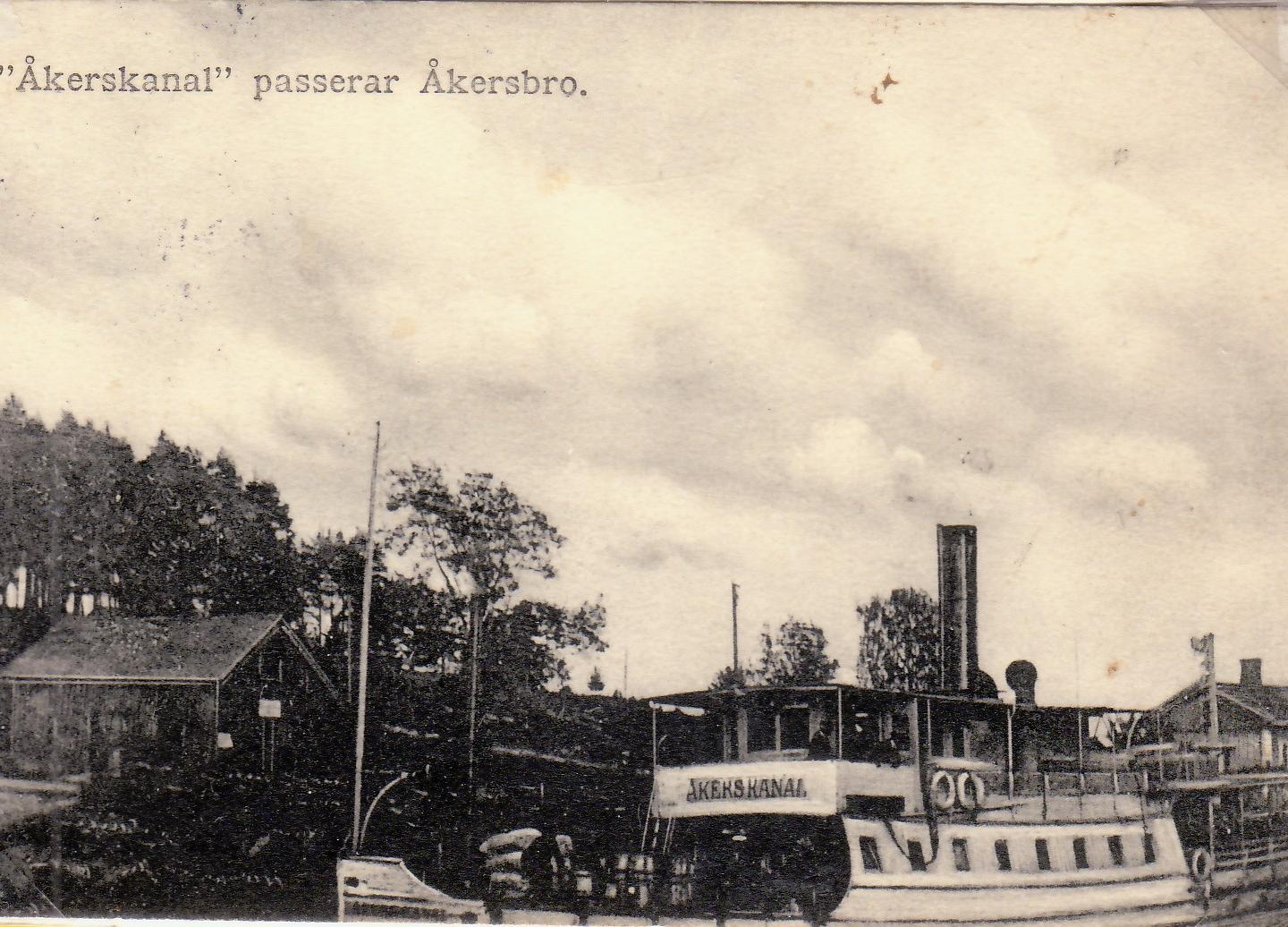 ÅKERS KANAL 2 passerar Åkersbro Båten