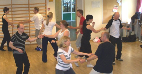 Minikurs i square dance Höstens minikurs kommer att bli i square dance. På tisdagsträningarna den 5, 12 och 19 oktober, kl 19.00-20.