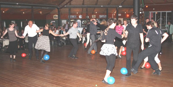 Annika och Björn visade på hur man kunde öka sin kroppskontroll och medvetenhet i dansen och även anpassa dansen mer till musiken.