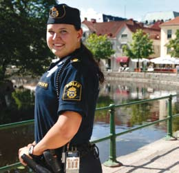 Personen på bilden har inget med texten att göra) Skulpturen Catafalque gjord av den engelske konstnären Sean Henry blir kvar utanför högskolan.