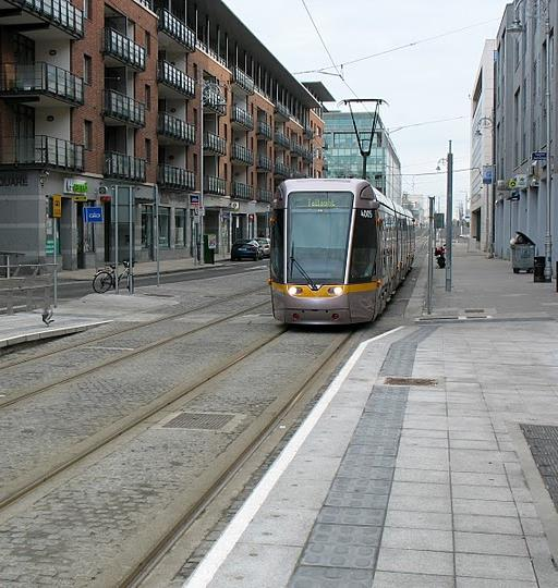 Light Rail Lätta Spår 59 Spårväg på egen banvall så långt som möjligt. i blandtrafik i besvärliga passager. blir billigare än tunnelbana.