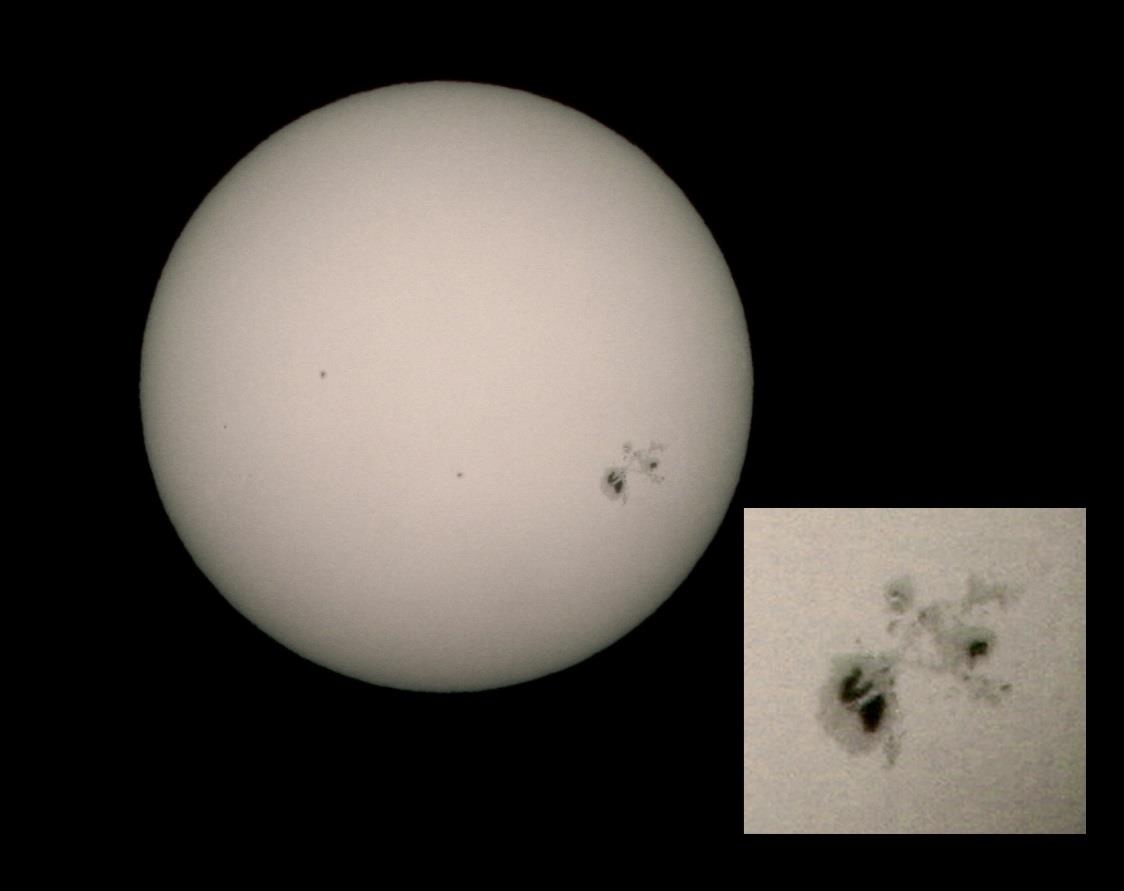 10 AR2192 Den gigantiska solfläcksgruppen AR2192 (diameter som Jupiters) är den största som observerats på 25 år.