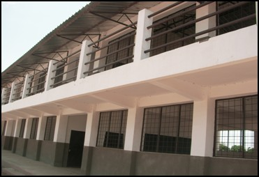 Våningshus i Firdawsi som bungalows. De skolor som valdes ut var nyetablerade skolor med praktiskt taget obefintliga permanenta strukturer.