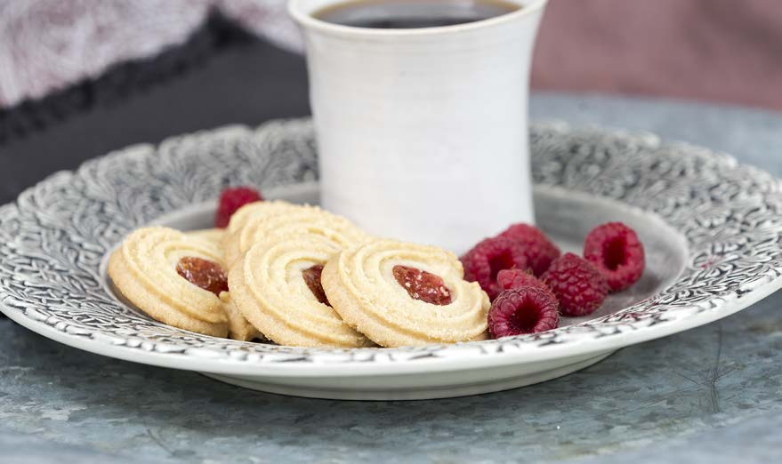 socker, vatten, hallonfyllning (socker, hallon 3,5%, förtjockningsmedel (natriumalginat, pektin), surhetsreglerande medel (citronsyra, natriumcitrater, kalciumcitrater), konserveringsmedel