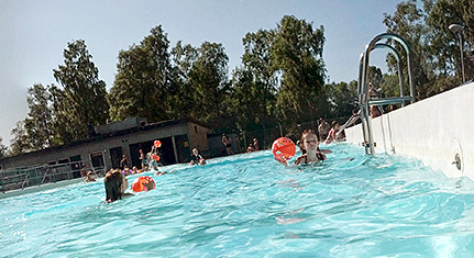 9 FRIA BAD FÖR BARN OCH UNGDOMAR nder sommarlovet, från onsdag 15 juni till U tisdag 16 augusti, badar alla barn och ungdomar till och med årskurs 3 på gymnasiet gratis i kommunens simhall och på