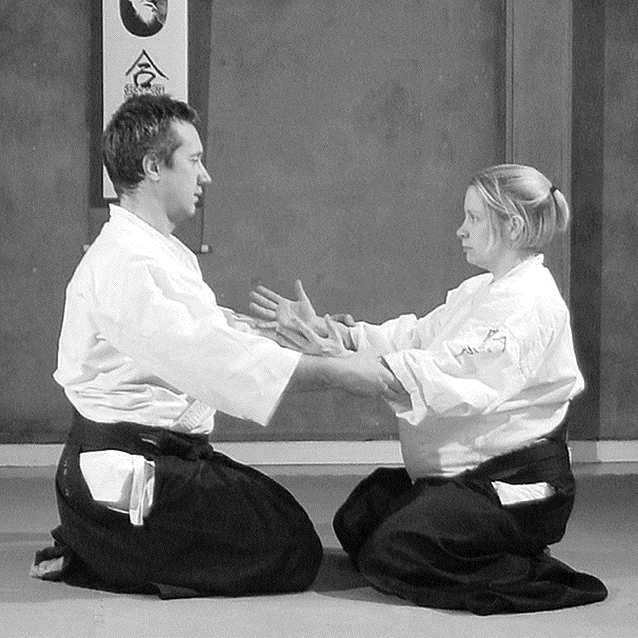 Suwari-waza kokyu-ho 1 2 3 4 5 [1] Från sittande position. Händerna i axelhöjd och axelbredd.