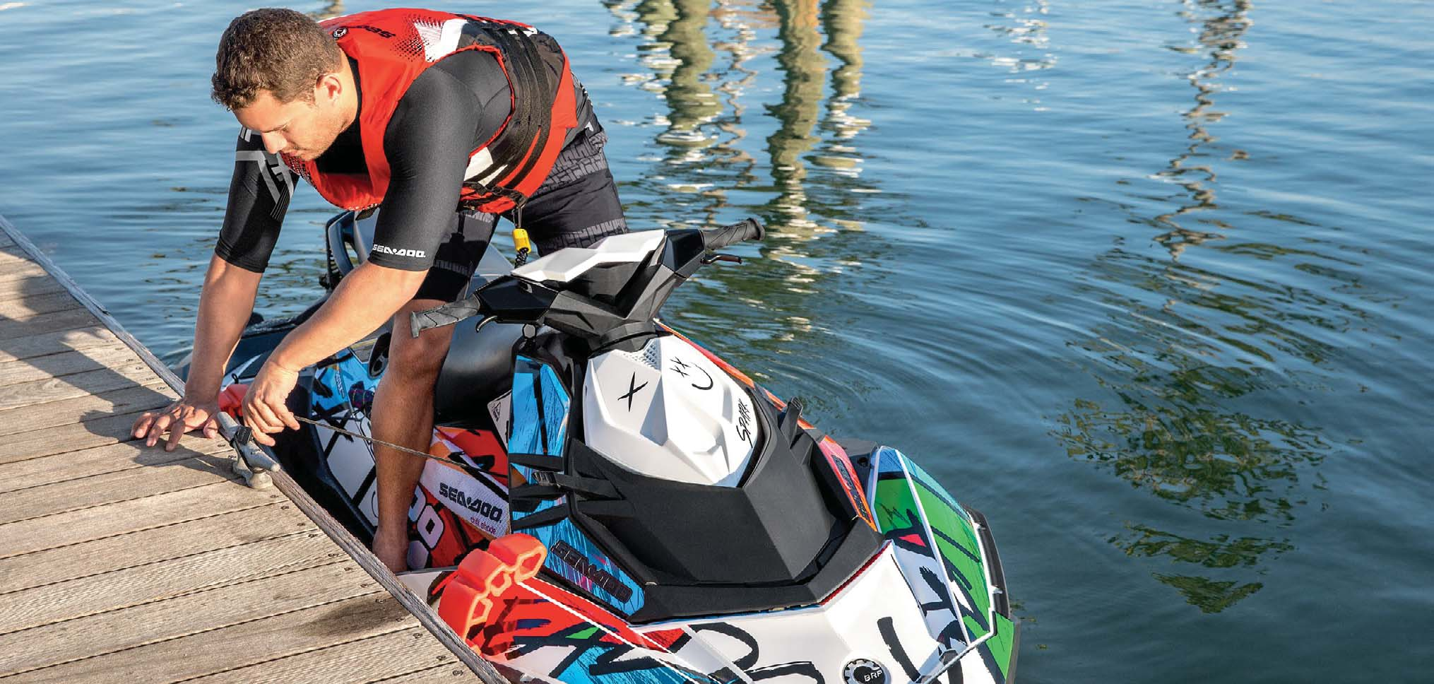 Utfällbara plattor på Sea-Doo SPARK-skoterns fram- och bakände medger enkel montering av Sea-Doo Speed Tie-systemet. Inkluderar 2,1 meter lina, och spärras vid önskad längd. Säljs parvis.