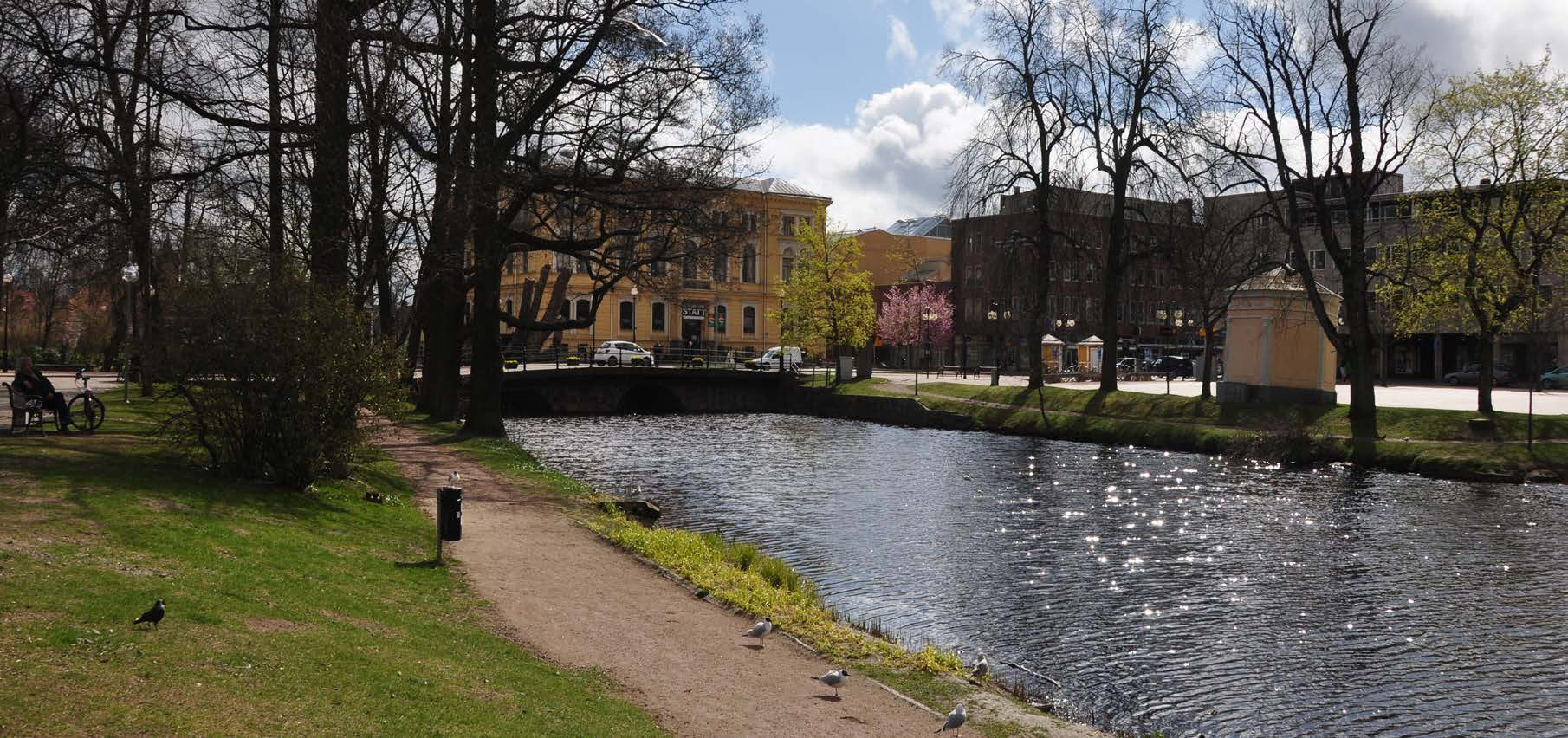 INLEDNING Plats Genom hjärtat av Kristinehamn rinner ån Varnan och delar stadens torg i två delar; Norra Torget och Södra Torget.