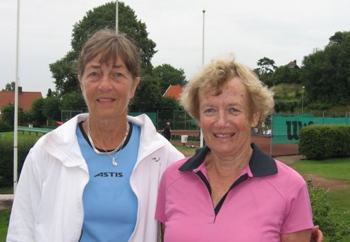 Två nöjda finalister? Finalen i DS60 är slutspelad. Ann-Christine Medhammar till vänster har besegrat klubbkamraten och vännen Margareta Ljunggren med 6-2, 6-4!