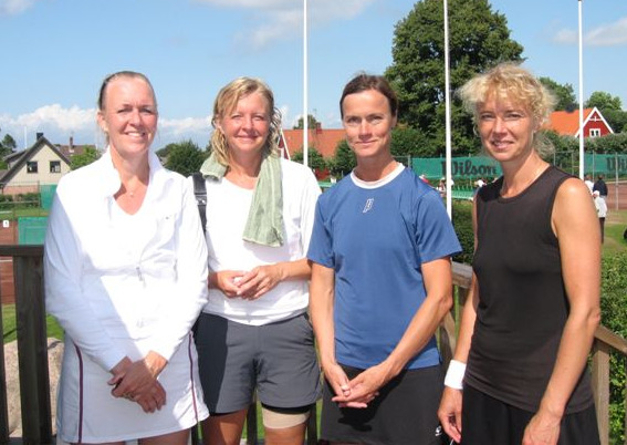 Andraseedade Angenberg/P-Wictorin till vänster möter i semifinal 2 övermäktigt motstånd i ¾- seedade Bogestrand/Marmolin, som vinner med 6-4, 7-5. Finalisterna uppställda för prisutdelning.