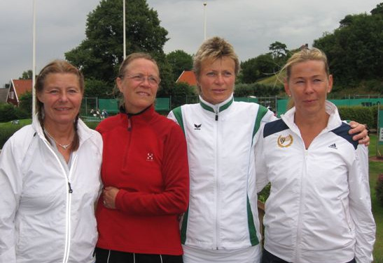 Klass Svenska Mästare Runner Up Resultat DD50 Gunilla Berg SALK/Anna-Carin Månsson Lidingö TK Edith Nordin/Maria Låftman SALK 6-2, 6-1 I klassen deltog 8 par.