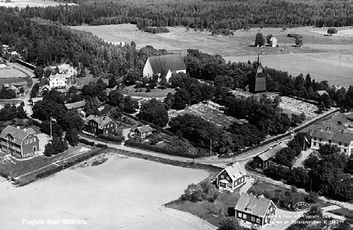 Möklinta förr & nu Flygfoto från 1948 av Foto AB Flygtrafik. Vi ser till vänster den nu rivna gamla kyrkskolan och mittemot sockenstugan där sockenstämmorna avhölls.