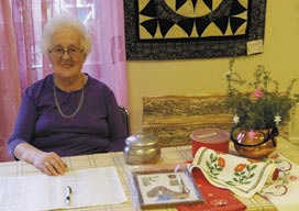 Här är Margith Andersson. Hon har varit aktiv i Möklinta kyrkliga syförening som handarbetsföreståndare i 30 år och 67 år i syföreningen.