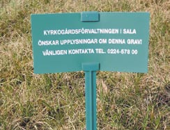 Har du fått en sådan här skylt på din grav i höst? Det beror på att vi saknar uppgifter om vem som är gravrättsinnehavare för den graven i vårt gravregister.