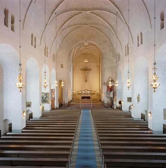 6 högalidskyrkan med sirliga smidesräcken, upp till orgelläktaren. Dörrarna har dekorativt formade fyllningar och dekormålade omfattningar.