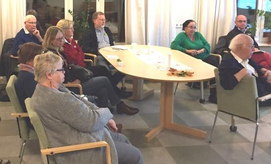 Styrelsen Carola Roos på besök hos Vaxholmsgruppen Onsdagen den 5 oktober besökte vår medlem Carola Roos Vaxholmsgruppen. Carola höll ett mycket intressant anförande där hon bl.a. berättade om sina släktingar i St Petersburg och Baku.
