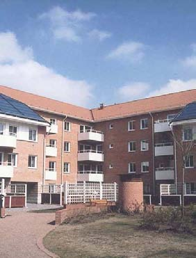 Teknik för att minska behovet av köpt energi Hög isoleringsstandard på klimatskalet, reducerade köldbryggor och hög