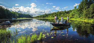 l Fisksump l Förhöjda kastdäck Drive elmotor l Stolsfästen l Lowrance elite-3x ekolod l Diamondcoat lackat skrov Stöldmärkning l Fiskestol i för och akter l Låsbart spöfack l Minn Kota 42-lb.