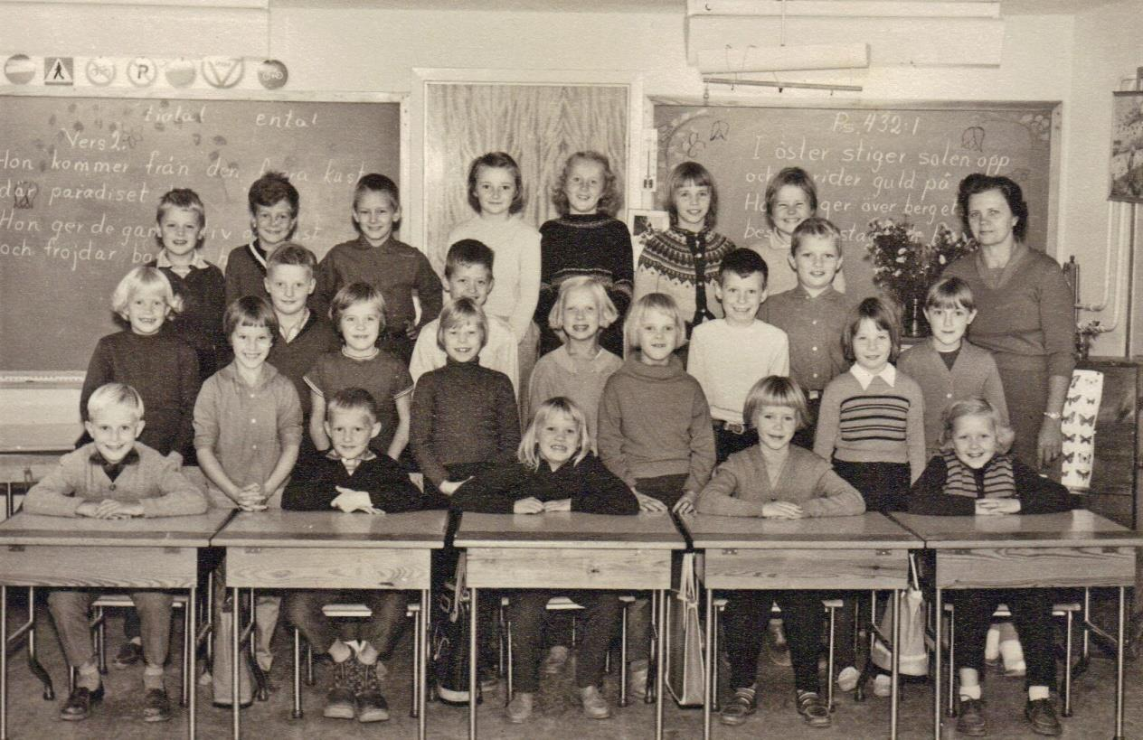 I hus nr. 2 (Dalgatan 25) fanns ett klassrum under några år. Jag gick själv där från höstterminen 1957 till och med vårterminen 1960. Jag tror att vi var den första klassen i den lokalen.
