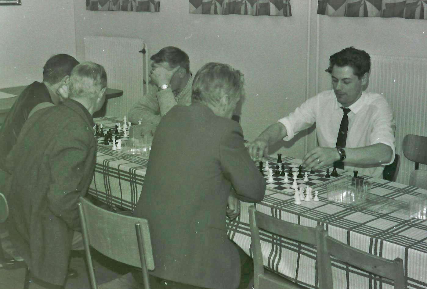 Schackklubben höll till i Tivedshusen. Paul Pettersson i vit skjorta. Foto Georg Forsell. I motsatt ände på hus nr 3 öppnades en manufakturaffär 1957.