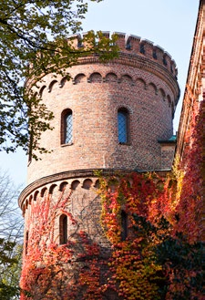 Universitetets huvudbyggnad från 1882 är ritad av Helgo Zettervall. 5.