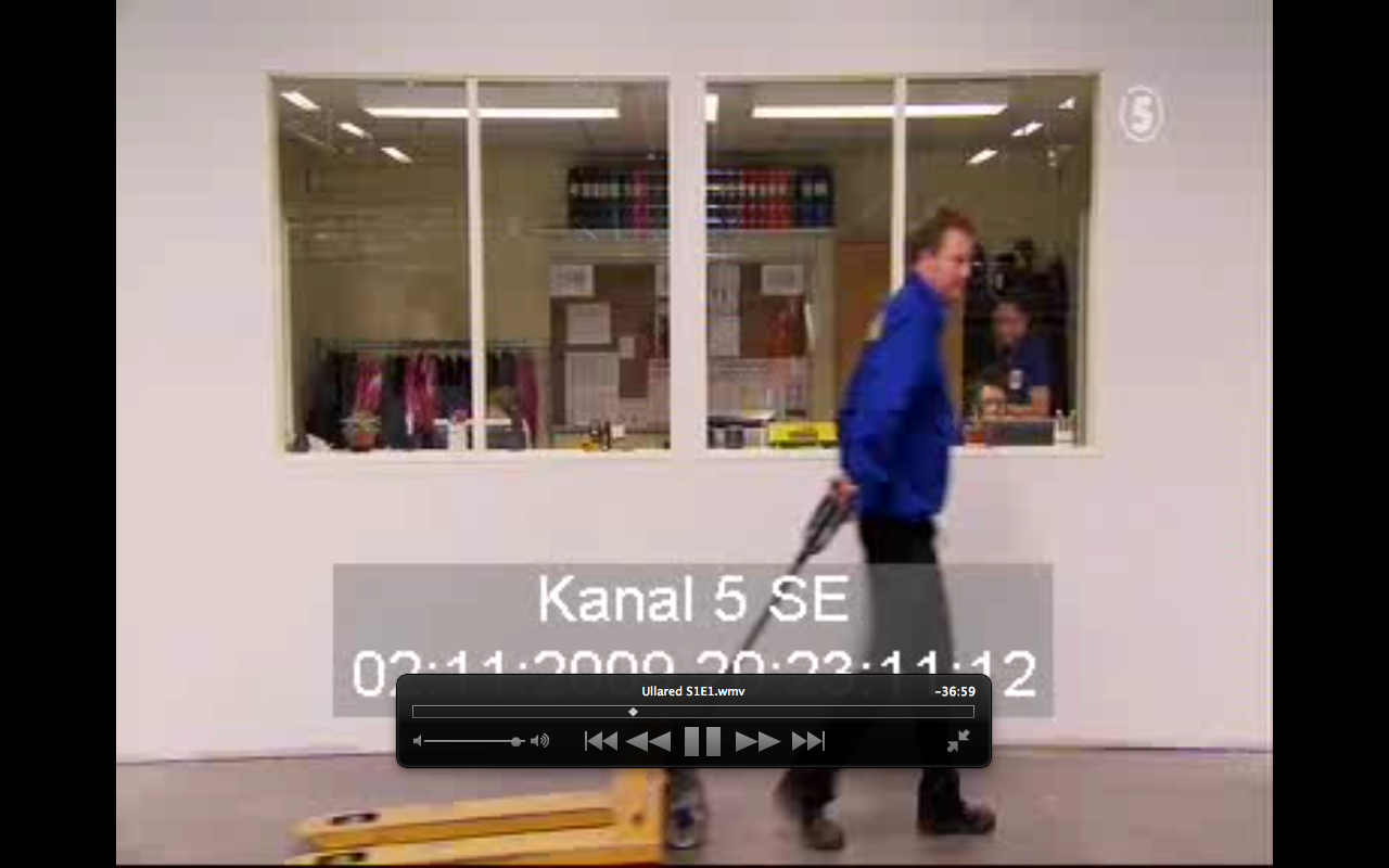 betonggolvet med den tomma palldragaren släpandes bakom sig, vidare till höger ut ur bild.
