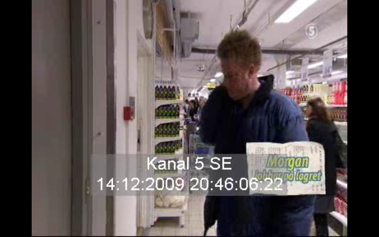hissen. Han vacklar lite fram och tillbaka tittar bakåt och framåt ned mot hissknappen. Han framkommer ganska osäker.