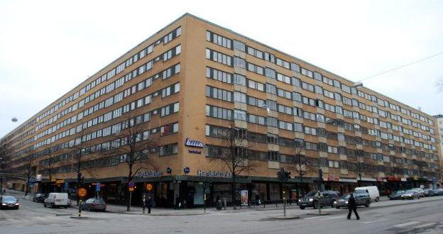 2 Kvarteret Plankan mot Varvsgatan och Hornsgatan Husen är mellan 5 och 7 våningar höga och omger en mycket stor gård om 115 x 75 meter eller 8 625 kvm.