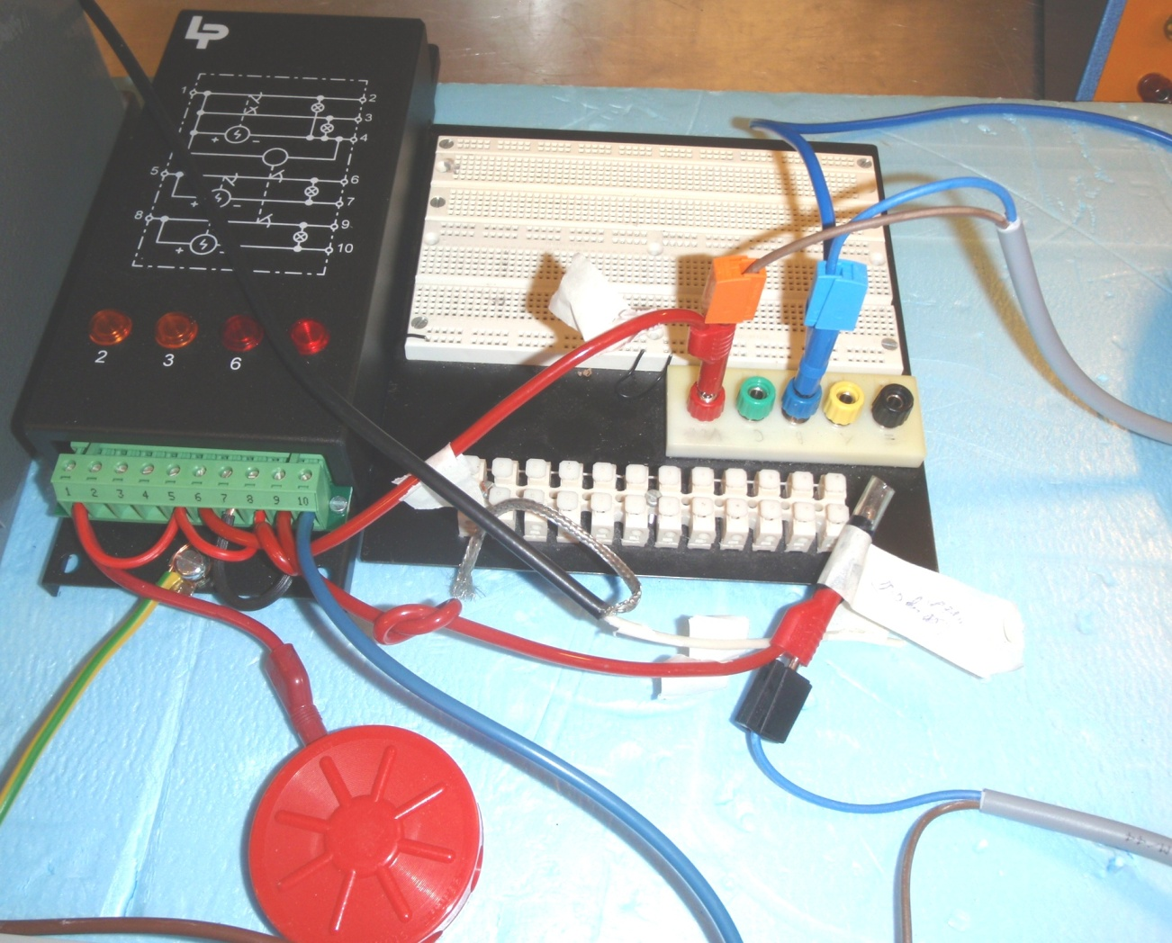 Figur 2. Blinkdon och kopplingsdäck. Kopplingsdäckets enda funktion var att hålla fast ledningsskarvarna.