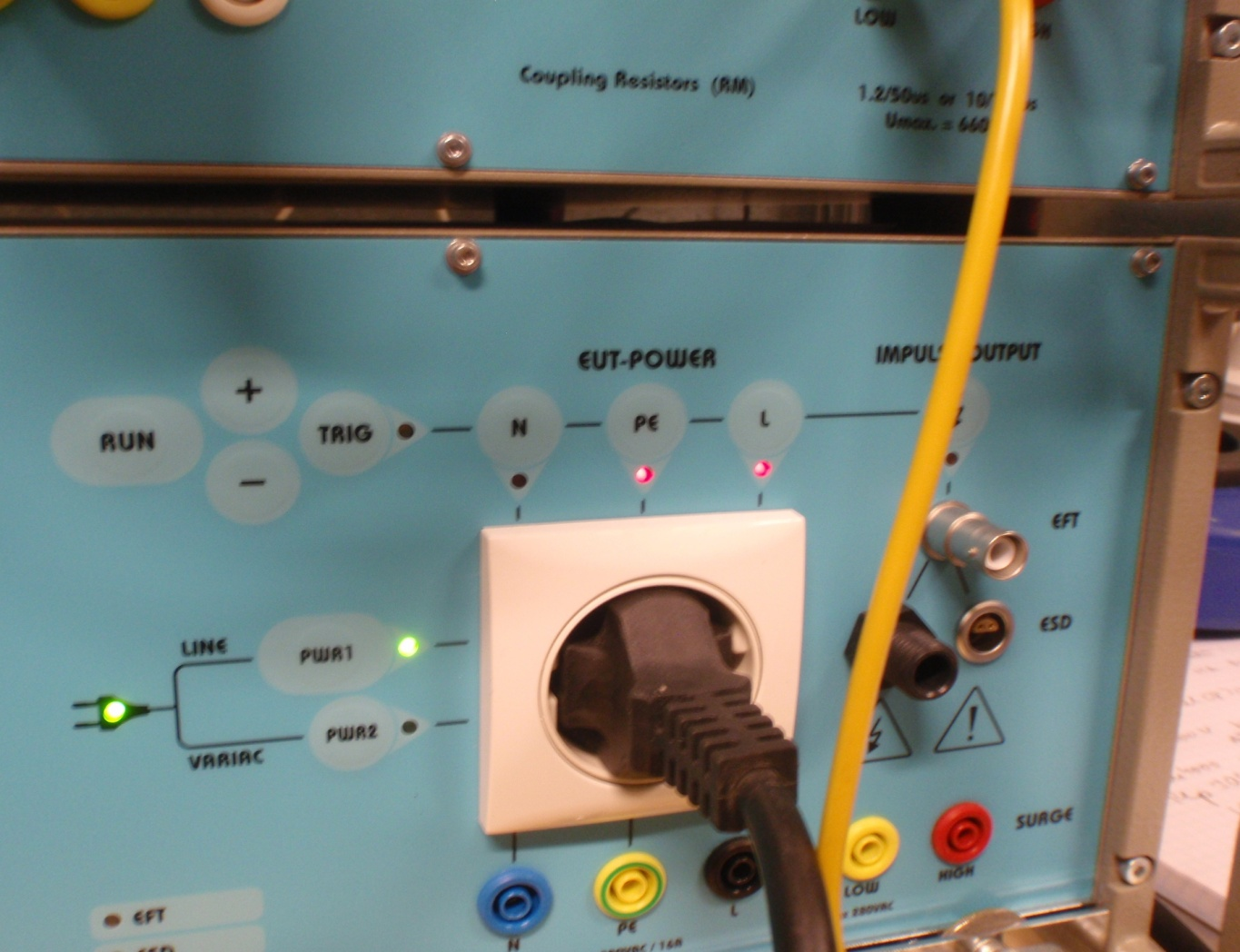 Figur 3. En del av fronten på Transient 2000. Här tar man ut en 230 V växelspänning med frekvensen 50 Hz, som ligger mellan fas och nolla på stickproppen.