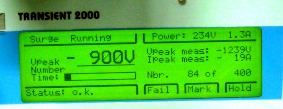 Figur 4. Display på Transient 2000: Här har instrumentet ställts in på surgepulser med pulshöjden 900 volt negativt. Den aktuella pulsen är nummer 84 i en serie på 400 pulser.
