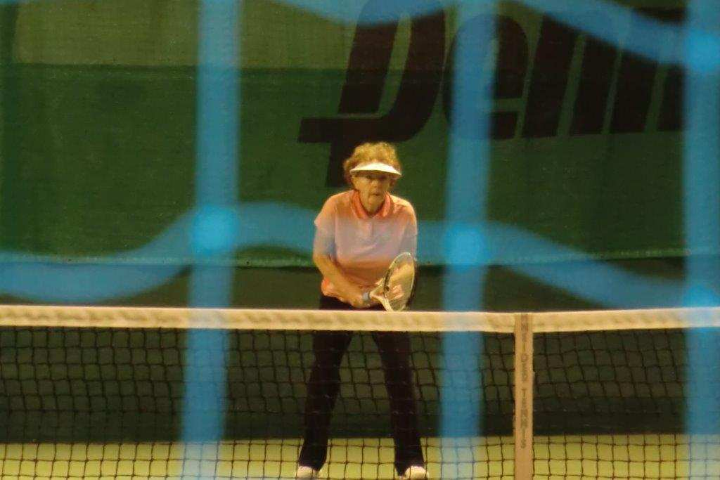 I DS70 andraseedade Heidi Orth Tyskland till höger på båda fotona visade landsmaninnan Helga Trojahn hur man spelar tennis. 2 x 6-1.