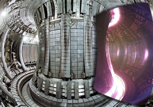 Fusion i laboratoriet Joint European Torus (JET) Oxford, UK. Plasma fångas av ett magnetfält 6 och värms till 40-50 grader.
