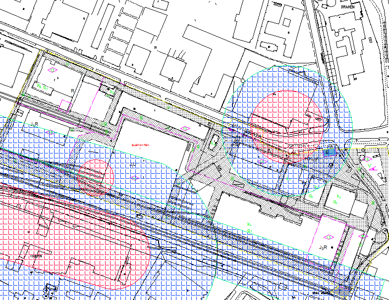 Figur 5.1. Individrisknivån inom området. Rödmarkerade ytor symboliserar en hög risk (högre än 10-5 ). Blåmarkerade ytor symboliserar ett mellanriskområde (ALARP) (10-5 -10-7 ).