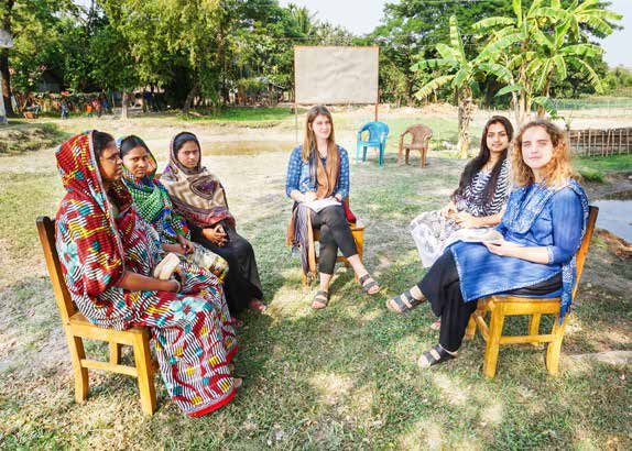 Intervjusession. I Rojina, Shirin och Nehar, som sitter på vänster sida, är alla medlemmar i kvinnogruppen i Kendua i Noupara union.