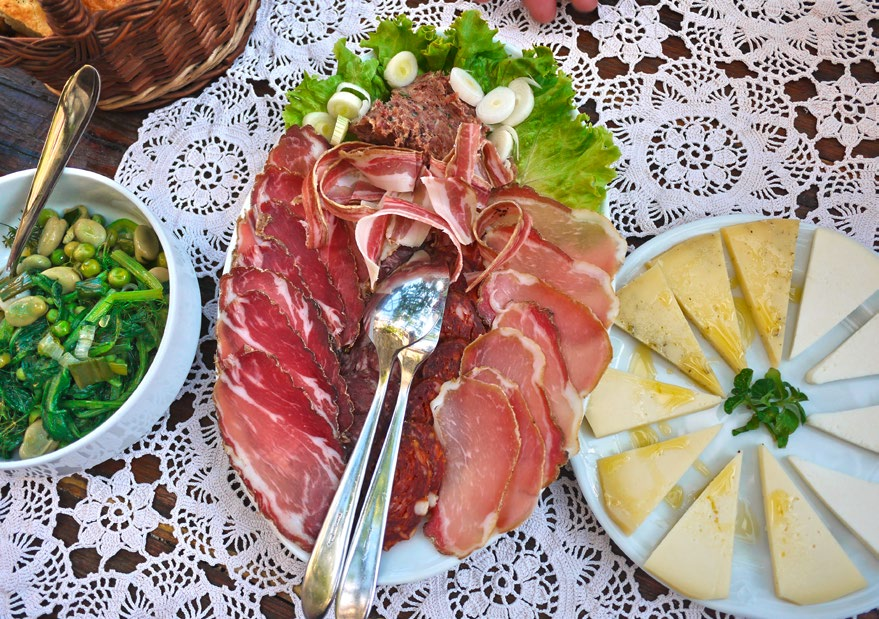 Det kroatiska köket Det kroatiska köket har en gammal fin tradition och har hämtat många intryck från andra matkulturer som det italienska,