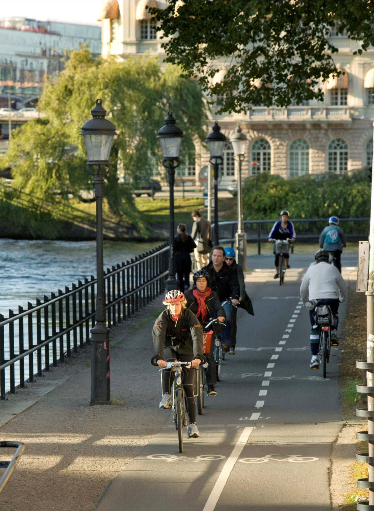 4. Stockholmscyklisten Lika många män som kvinnor 70% mellan 30-49 år 92% har körkort Hälften cyklar 9 km enkel resa 1/3 cyklar mer än 10 km 75% har